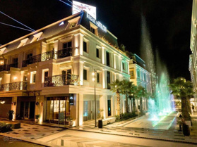 Chủ cần bán căn shophouse mặt tiền đường Nguyễn Lộ Trạch, có sổ đỏ, giá thấp hơn thị trường