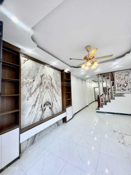 HOT- HOT! Bán nhà Ô TÔ đỗ cửa - Gía 3tỷ1 - DT 48m2 - gần chợ , trường học các cấp