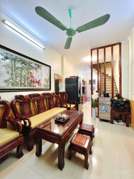 Chính chủ cần bán gấp nhà khu vực Ngã Tư Sở, 5 tầng, ô tô đỗ cổng, giá nhỉnh 6 tỷ