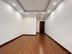 Nhà vị trí siêu đẹp ngõ ô tô 7 chỗ đỗ cửa và cách phố Quan Hoa có 10m, mới tinh 7 tầng thang máy