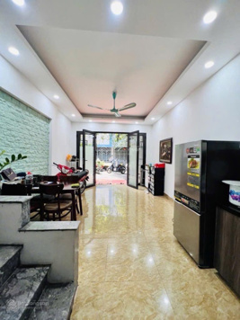 Bán nhà riêng tại ngõ Văn Hương, giá sốc chỉ 6,8 tỷ, 32m2, 3PN, 4WC