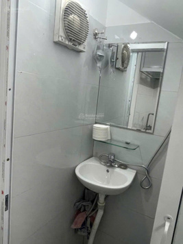 Chính chủ cần bán gấp căn nhà sổ đỏ gần Ngã 4 Bạch Mai, nhà cực thoáng mát.