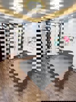 Tuyệt Vời Khâm Thiên! Nhà 30m 5T ĐN nở hậu,sát phố gần công viên, 5 tỷ