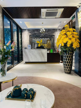 Bán nhà mặt phố Nguyễn Trường Tộ, Ba Đình. DT sổ 100m2 x 6T, MT 6,6m. Thang máy, nhà 2 mặt thoáng