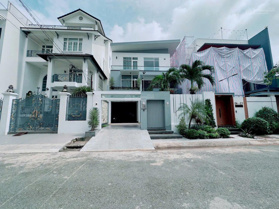 Ngộp ngân hàng cần bán gấp trong tuần biệt thự 8 đường C1, khu dân cư làng đại học. LH 0968 015 015