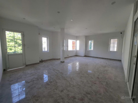 Tòa nhà văn phòng Doãn Kế Thiện 2 mặt tiền, thang máy, hiện đại, mặt tiền khủng, kinh doanh sầm uất