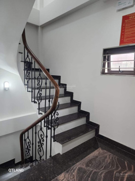 Mặt phố Nguyễn Khang: 7 tầng thang máy, vỉa hè rộng, giao thông thuận lợi, kinh doanh ngày đêm.