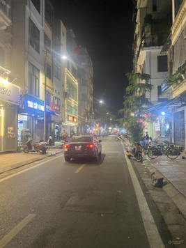 Bán nhà mặt phố tại phường Quán Thánh, 44m2, 12 tỷ