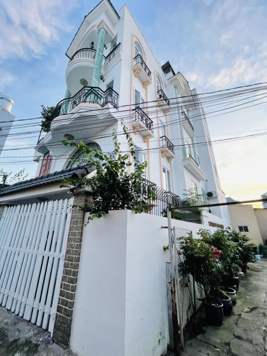 Bán nhà Q. 2 căn góc, gần TT hành chính TP. Thủ Đức, sổ hồng hoàn công đầy đủ, giá tốt