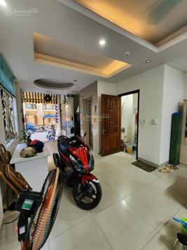 Bất động sản có 1 không 2 khu vực Cầu Giấy 3 mặt thoáng lô góc, thang máy 7 tầng 24 tỷ