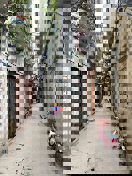 Nhà hiện trạng 2 tầng cũ xác định bán đất tặng nhà 