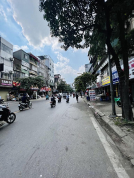 Nhà mặt phố - vỉa hè rộng - Vỉa hè siêu to