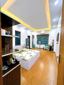 Bán gấp nhà ngõ 1150 đường Láng, Đống Đa, ngõ rộng, tặng nội thất, nhà 68m2 6 tầng, chỉ 10.6 tỷ