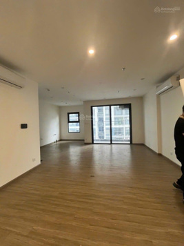 Bán căn 3PN 100m2 ở Vinhomes Smart City nhà mới tinh 100% giá 6,2 tỷ bao toàn bộ thuế phí. Sẵn sổ