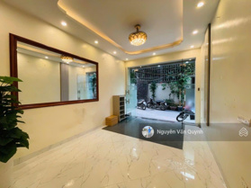 Anh trai chuyển nhà lên chung cư cần bán nhà Dịch Vọng 38m2 xây 5 tầng mới tinh, ô tô đỗ cửa