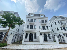 Bán gấp biệt thự Solasta Mansion 170m2, xây 4 tầng, hướng Đông Nam, giá 26,5 tỷ