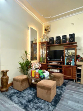 Nhà khu TT tầng 2 cấp cho cán bộ bệnh viện Việt Xô, ô tô đỗ cổng ba bước ra phố đi đâu cũng tiện