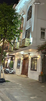 Bán nhà phố vị trí đẹp mặt ngõ 61 phố Hoàng Cầu ngay gần ủy ban quận đối diện bên đường là Hồ Đống