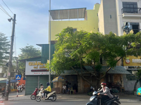 Chính chủ bán căn góc mặt Phố Hoàng Cầu. Mặt tiền rộng 13m đang cho thuê