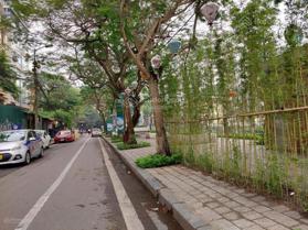 Bán nhà mặt phố Trúc Bạch, DT 180m2 x 2 tầng, mặt tiền 11m, view hồ, giá 40 tỷ