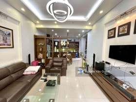 Chính chủ bán biệt thự Cầu Giấy 95m2 xây 4 tầng mt 8m full đồ, thang máy, gara ôtô 32 tỷ, sổ sẵn gd