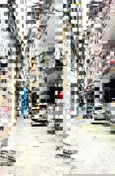 BÁN NHÀ KIM GIANG – PHÂN LÔ – Ô TÔ VÀO NHÀ – 5M RA PHỐ - FULL NỘI THẤT.   DT: 39m2, xây 5 tầng,   Vị trí cực đẹp, khu phân lô Dân trí cao, ngõ rộng, ô tô vào nhà thoải mái, cách 5m ra ô tô tránh, kinh doanh sầm uất, rất gần KĐT mới Đại Kim, Trường ĐH