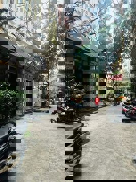 Bán nhà  Đường Láng - Đống Đa ô tô vào nhà, 2 thoáng vĩnh viễn