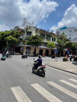 Toà vp mặt phố vip nhất Cầu Giấy có hầm, thu 300tr/tháng. 188m2. 10 tầng MT 8.1m. Chào 150 tỷ