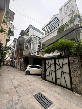 Phân lô Hoàng Quốc Việt - 2 mặt thoáng - Gần phố - thông số vip - 180m2 - MT 11m - Giá có 57 tỷ