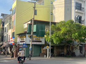 Chính chủ bán căn góc mặt Phố Hoàng Cầu. Mặt tiền rộng 13m đang cho thuê