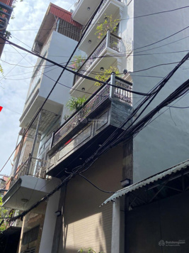 Bán căn nhà ngõ 147 phố Tân Mai, DT 45m2, 5 tầng thang máy mới tinh, ô tô đỗ cổng, 4 phòng ngủ