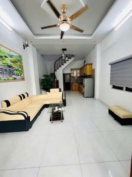  BÁN NHÀ - GIẢI PHÓNG - 30.6M2 - 5 TẦNG - 4.4 TỶ - KHU PHÂN LÔ HẢI QUAN - ĐƯỜNG TRẢI NHỰA - Ô TÔ ĐỖ CỬA