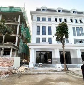 Chính chủ - bán căn xẻ khe Louis 1.259, mặt đường 17.5m, hướng Đông, 3 mặt thoáng. Giá 180tr/m2