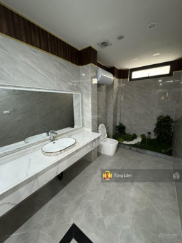 Thơm mùi sơn mới - MP xương sống 99 Xuân Thủy. DT 382m2 x 10T - 2 hầm hiện đại