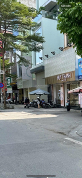 Bán nhà 5 tầng mặt phố Hoàng Hoa Thám. Lô góc rất đẹp mặt tiền kinh doanh sầm uất. Diện tích 45 mét