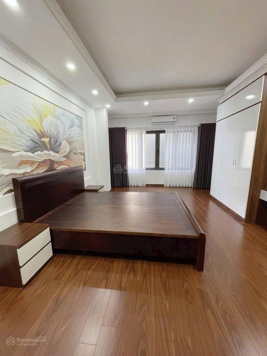 Bán nhà ngõ 67 Thái Thịnh - Diện tích rộng - 20m ra ô tô nối đuôi nhau nhà mới ở luôn - hai mặt ngõ