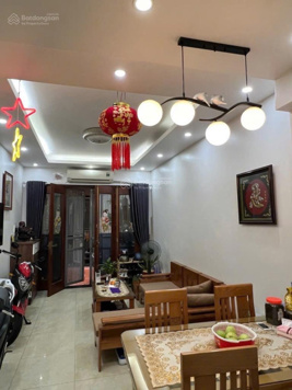 Bán nhà Việt Hưng 40m2 x 5 tầng, ô tô đỗ cửa, dân trí cao, full nội thất, hàng hiếm