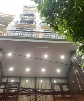 Bán tòa căn hộ cao cấp - Mặt phố Âu Cơ - 135m2 x 7 tầng - MT 8.2m - Tầng hầm, thang máy