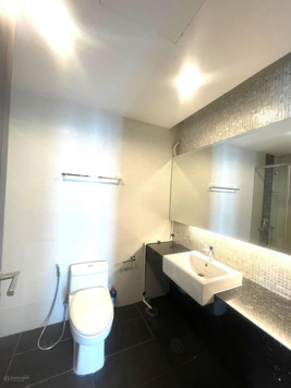 Bán căn 2 phòng ngủ 124m2 giá 17.9 tỷ, chung cư cao cấp Hoàng Thành Tower, nội thất sang xịn đầy đủ