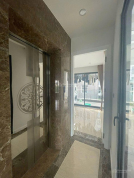 Hàng hiếm! Hoàng Văn thái, ngõ thông, ô tô tránh, 2 thoáng, gara, thang máy nhập khẩu, 50m2*6T