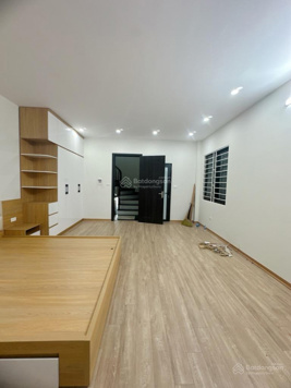 Bán siêu phẩm nhà mới Việt Hưng lô góc, DT 40m2, MT 4,5m. Giá 6,6tỷ. Ô tô gần