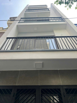 Ngọc Thuỵ. Lô góc, sát vườn hoa, mặt ngõ công 2.6m, cách ô tô tránh đỗ 20m. DT 32m*5tầng*hơn 5 tỷ.
