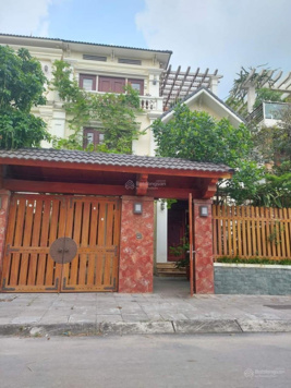 Chính chủ bán căn biệt thự vip 3 mặt thoáng Thành Phố Giao Lưu 200m2 x 4 tầng giá 52 tỷ có TL