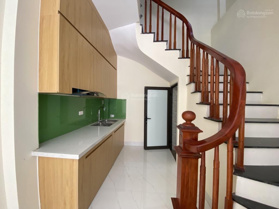 Bát Khối lô góc - mặt ngõ thông - ô tô đổ cửa - 10m ra ô tô tránh