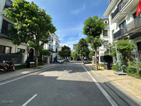 Bán nhanh căn liền kề Thạch Thảo 2 DT 93.5m2 Vinhomes Green Bay, nhà thô giá tốt nhất trong nội khu