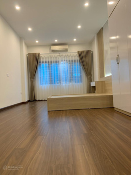 Bán gấp nhà tại phố Tôn Đức Thắng, 6 tỷ, 35m2, 4 tầng, 3PN, 3WC hot hòn họt