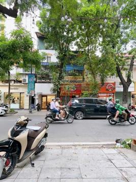 Bán nhà mặt phố tại phố Bà Triệu Hoàn Kiếm. Diện tích 256m2 phù hợp xây toà văn phòng, khách sạn