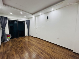 Bán nhà phố Tôn Thất Tùng, nhà mới đầy đủ nội thất, ngõ nông, rộng, 34m2, 5 tầng, 6.4 tỷ