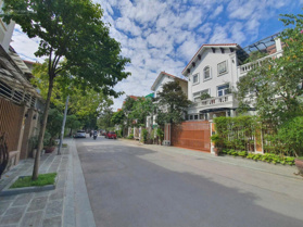 Bán gấp lô góc 3 mặt thoáng biệt thự Làng Việt Kiều Châu Âu, view vườn hoa, DT 266m2 giá 69,x tỷ