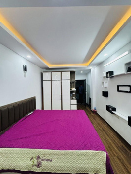 Bán nhà đường Hoàng Mai, DT: 30m2, nhà: 5 tầng, MT: 3.2m, giá: 5.7 tỷ vị trí đẹp, ngõ nông